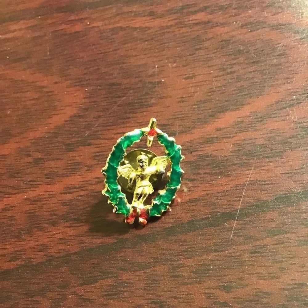 Brooch. Vintage, angel In a wreath from Georgia estate sale
